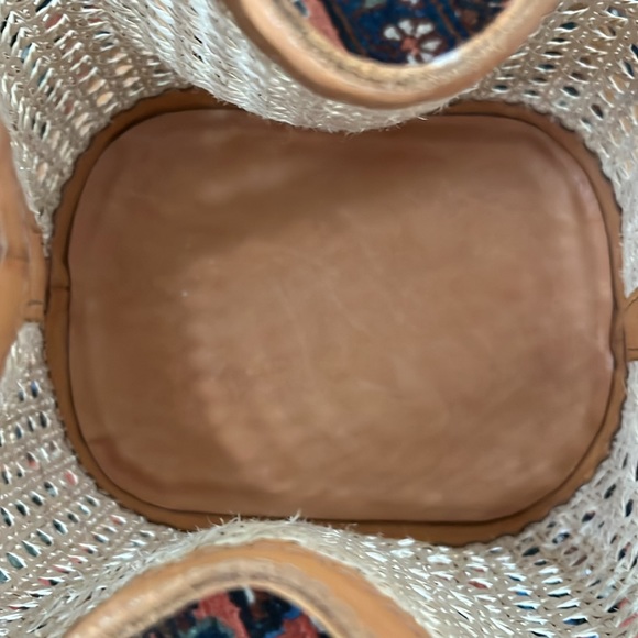 Elegant Tan Woven Crossbody Bag - Picture 4 of 6